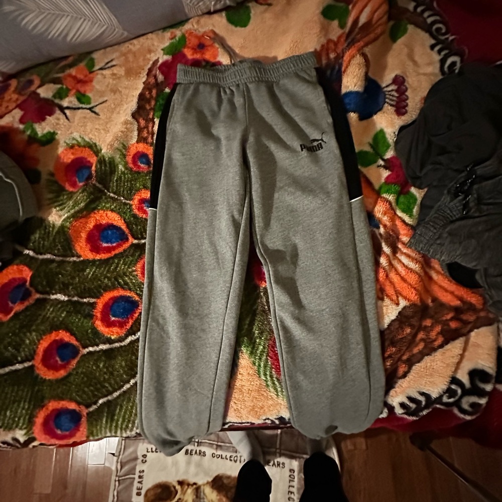 Men’s M Puma sweats, black and grey